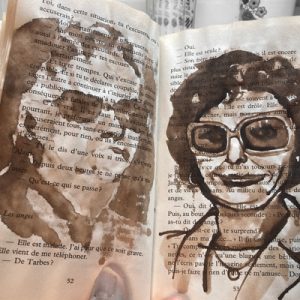 "Têtes de famille" : brou de noix sur livre de poche