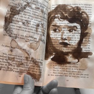 "Têtes de famille" : brou de noix sur livre de poche