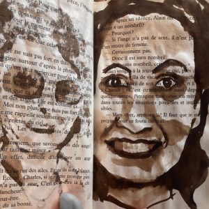 "Têtes de famille" : brou de noix sur livre de poche