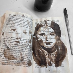 "Têtes de famille" : brou de noix sur livre de poche