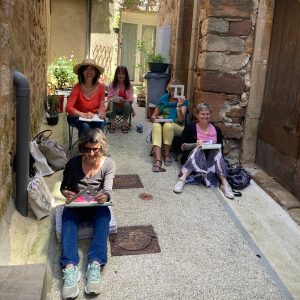 alt="atelier carnet de voyage aquarelle dans les ruelles du village"